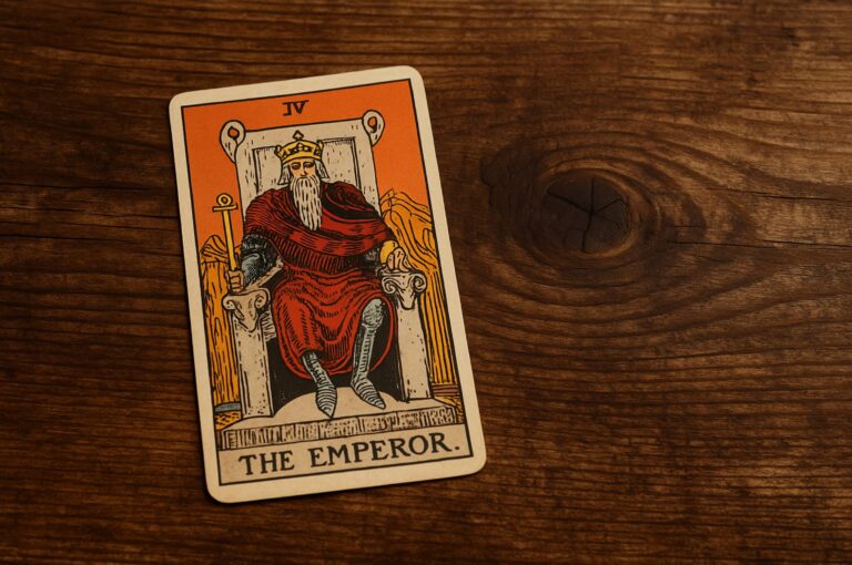 Що символізує карта “Імператор” у Таро: значення та тлумачення від тарологів