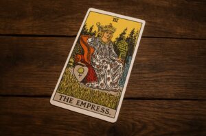 Карта Імператриця в таро символізує жіночність, творчу енергію та гармонію. Дізнайтесь, що означає ця карта в різних життєвих сферах.