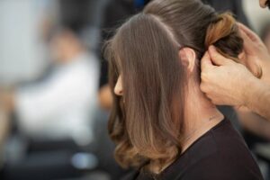Місячний календар стрижок грудня 2025: сприятливі дні для росту, густоти, фарбування, відновлення волосся та несприятливі для процедур дні.