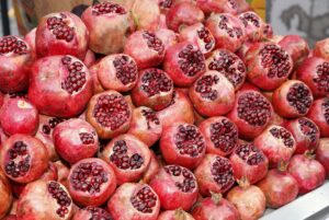 Гранат з кісточками: користь, шкода, можливі наслідки та поради щодо безпечного споживання для здоров’я.