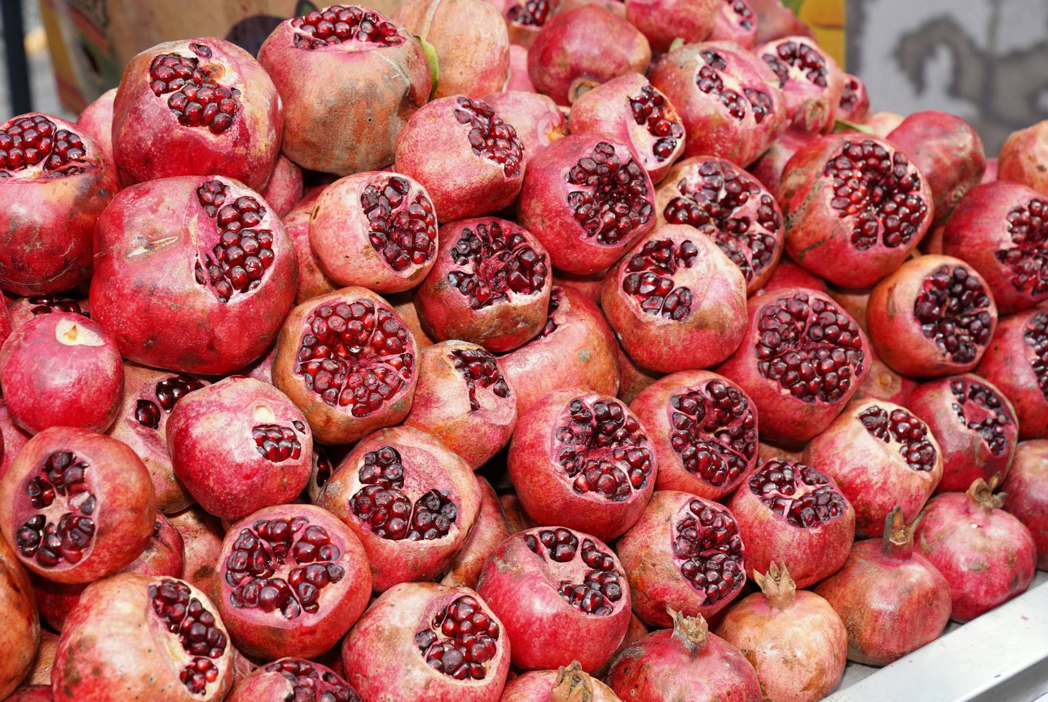Гранат з кісточками: користь, шкода, можливі наслідки та поради щодо безпечного споживання для здоров’я.
