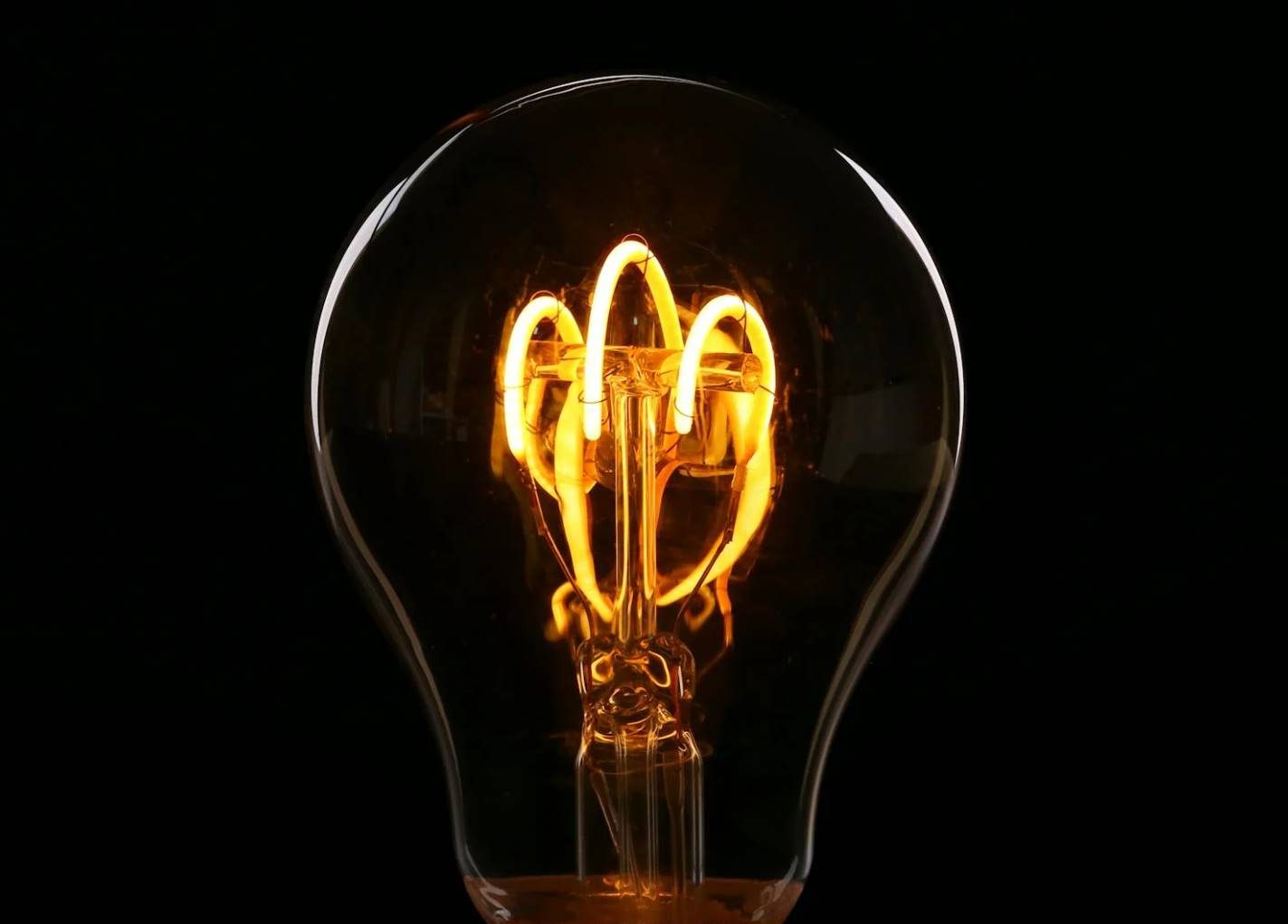 22 березня в Україні не застосовуватимуть графіки відключень світла для населення та бізнесу. Енергетики просять ощадливо споживати електроенергію вдень.