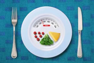 Дізнайтеся, що таке калорії та кілокалорії, у чому їхня різниця та як правильно рахувати енергію для здорового харчування.