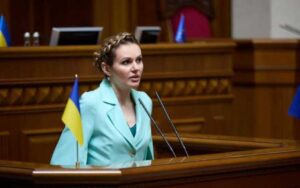 НАБУ та СБУ підозрюють нардепку Скороход у створенні схеми продажу санкцій РНБО за 250 тисяч доларів. Підозрюваним повідомили про підозру.