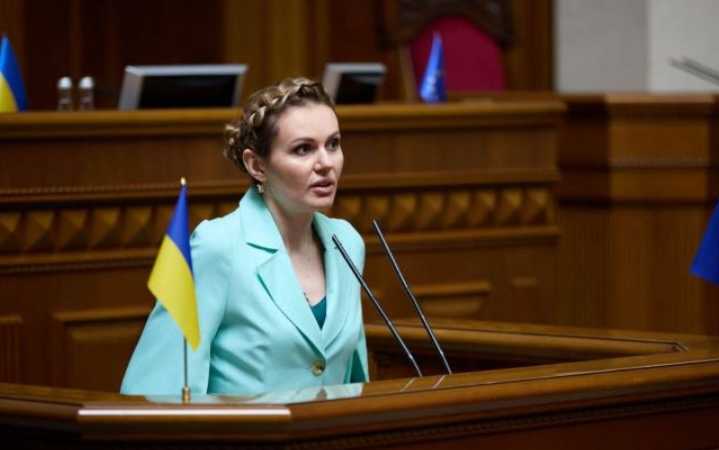 НАБУ та СБУ підозрюють нардепку Скороход у створенні схеми продажу санкцій РНБО за 250 тисяч доларів. Підозрюваним повідомили про підозру.