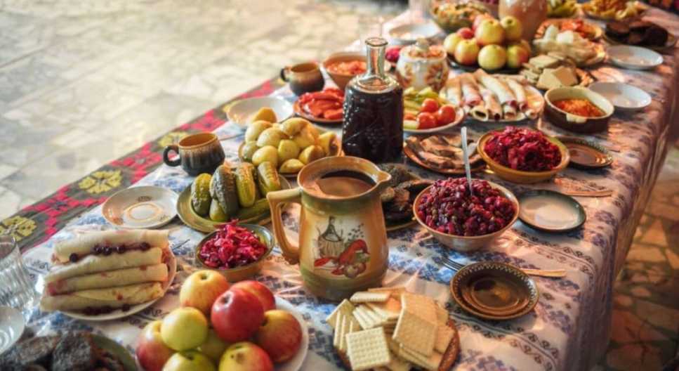 Дізнайтеся, які страви не можна готувати та ставити на стіл у Святвечір, щоб зберегти традиції та повагу до обрядів.