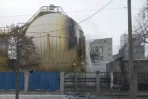 У Дніпрі 300 тонн олії вилилось на дороги після атаки дронів РФ на завод Bunge. Рух Набережною закритий на 2–3 дні, триває прибирання.