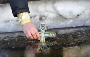 Водохреща 2026 в Україні святкуватиметься 6 січня. Дізнайтесь про традиції, освячення води та сучасні звичаї святкування.