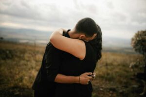 Дізнайтеся все про 21 січня 2026 року: церковне свято Максима Сповідника, Міжнародний день обіймів, народні прикмети, головні заборони та традиції дня в Україні.