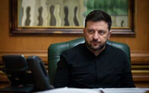 Володимир Зеленський святкує 48-й день народження під час повномасштабної війни, продовжуючи зміцнювати міжнародну підтримку та оборону України.