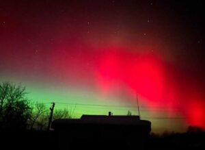 Яскраве полярне сяйво освітило небо над Україною. Причиною стали потужні сонячні спалахи, що спричинили геомагнітну бурю та радіоперешкоди.