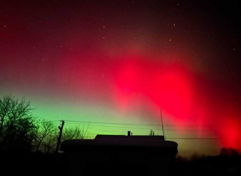 Яскраве полярне сяйво освітило небо над Україною. Причиною стали потужні сонячні спалахи, що спричинили геомагнітну бурю та радіоперешкоди.