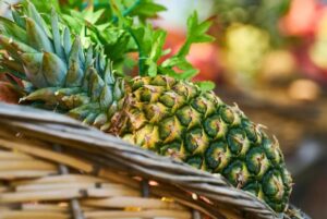 Дізнайтеся про користь ананаса для імунітету та травлення. Властивості бромелайну, таблиці складу та поради, як обрати стиглий фрукт для вашого здорового раціону.