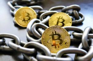 Bitcoin впав до $70 052, досягнувши мінімуму з листопада 2024 року; Ethereum знизився до $2 111 amid масові відтоки з ETF та тиск на ринок.