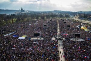 У Празі на антиурядовий мітинг вийшли до 250 тисяч людей. Протестують проти політики уряду, тиску на медіа та закону про НГО.