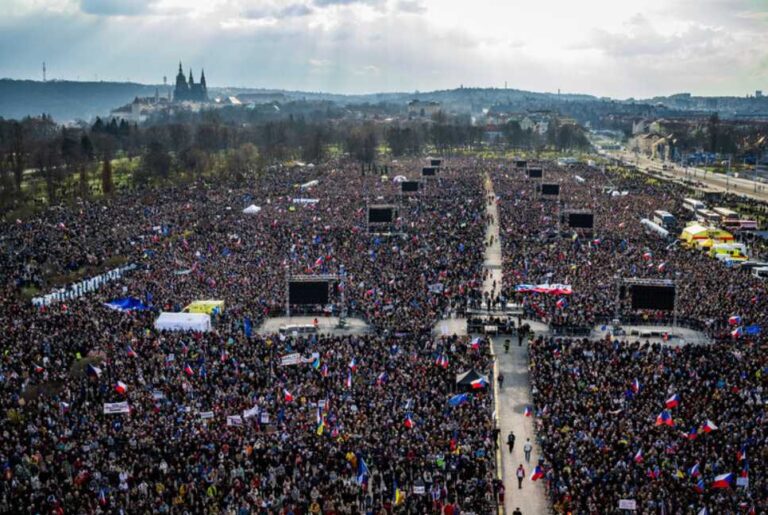 Чехію охопили масові протести: у центрі Праги зібралися чверть мільйона людей