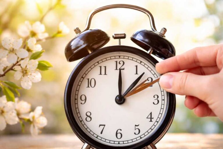 Коли переводять годинник на літній час в Україні 2026: куди переводять