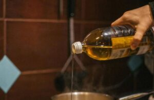 В Україні у квітні 2026 року рекордно подорожчала соняшникова олія. Скільки коштують «Олейна» та «Щедрий Дар» у супермаркетах зараз.