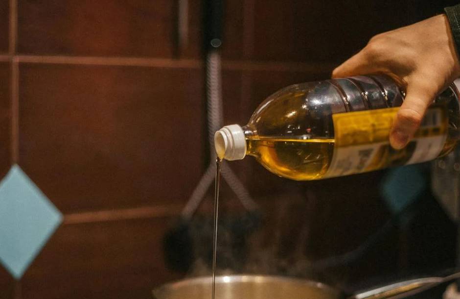 В Україні у квітні 2026 року рекордно подорожчала соняшникова олія. Скільки коштують «Олейна» та «Щедрий Дар» у супермаркетах зараз.