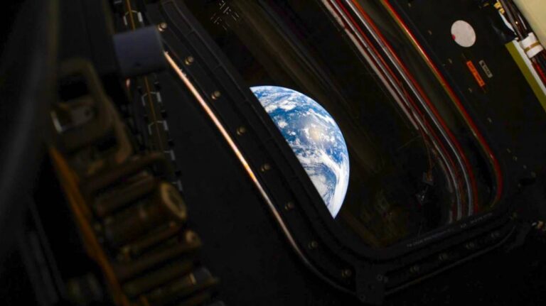 Артеміда 2 (Artemis II) передала фото Землі з полярними сяйвами на шляху до Місяця