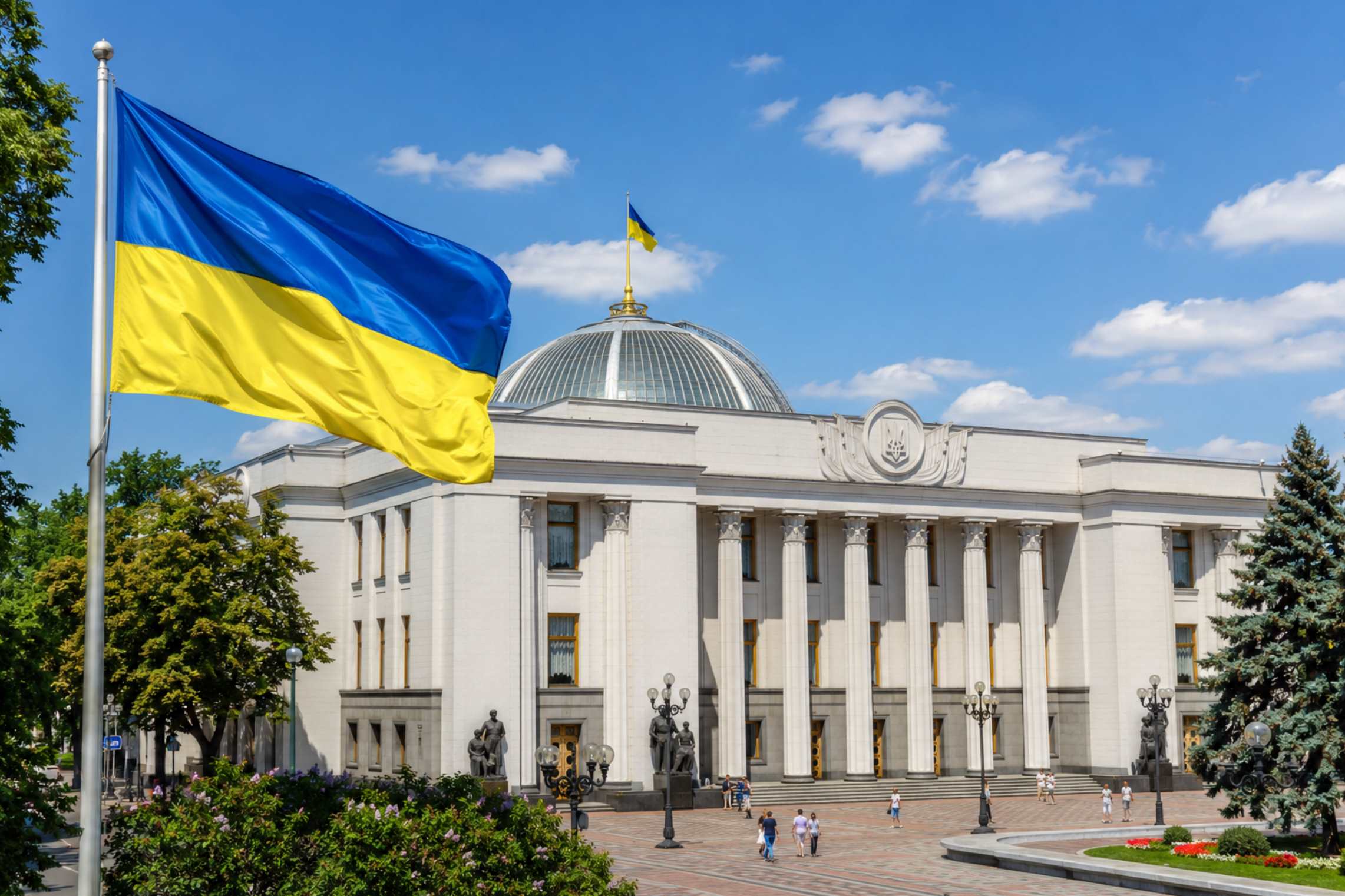 День Конституції України 2026 припадає на 28 червня. Дізнайтеся, чи буде вихідний 29 червня та як діють правила під час воєнного стану.
