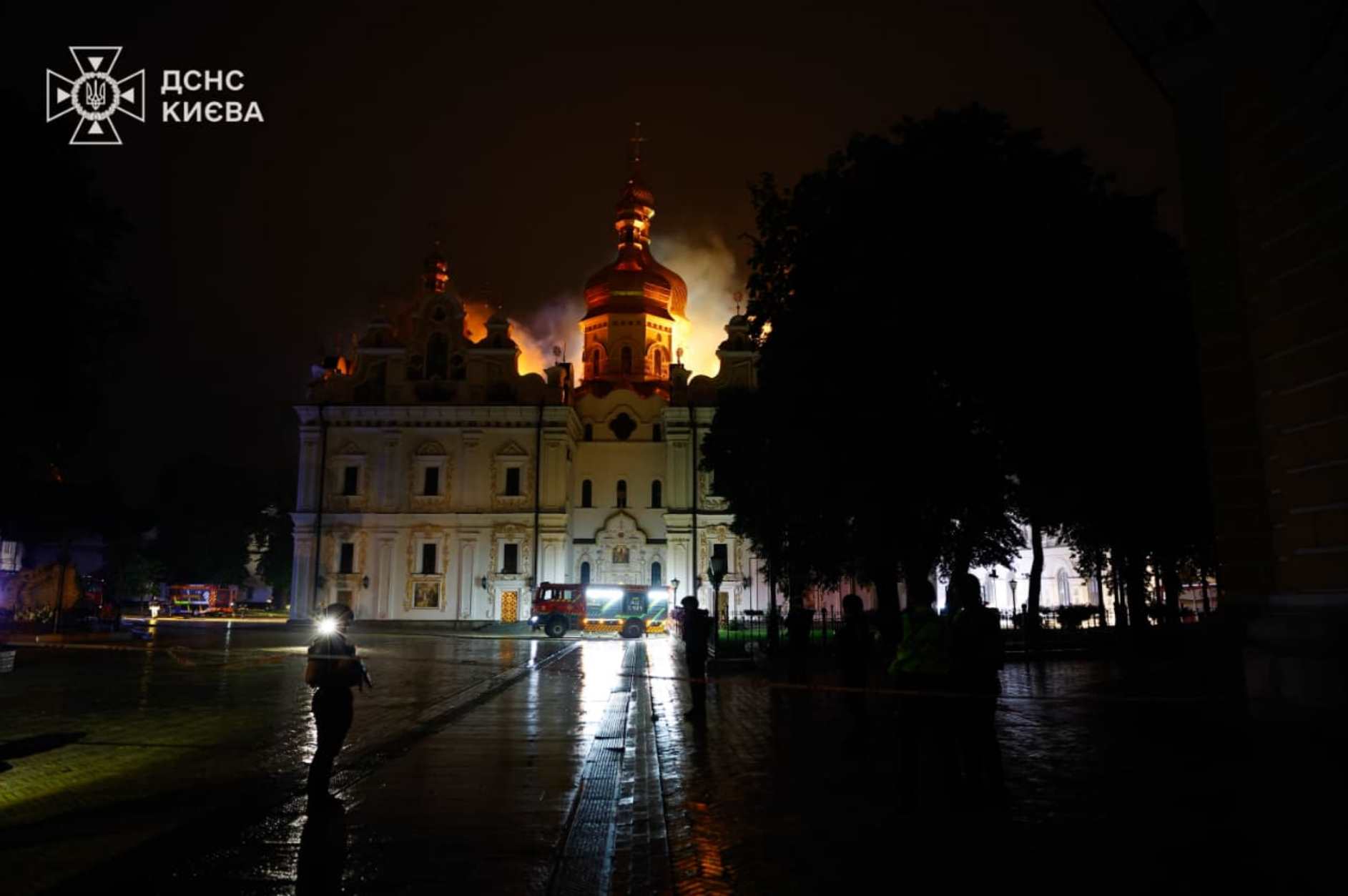 У Києві після російської атаки пошкоджено Успенський собор, башту Кушника та Мистецький арсенал. Рятувальники гасять пожежі у Лаврі.